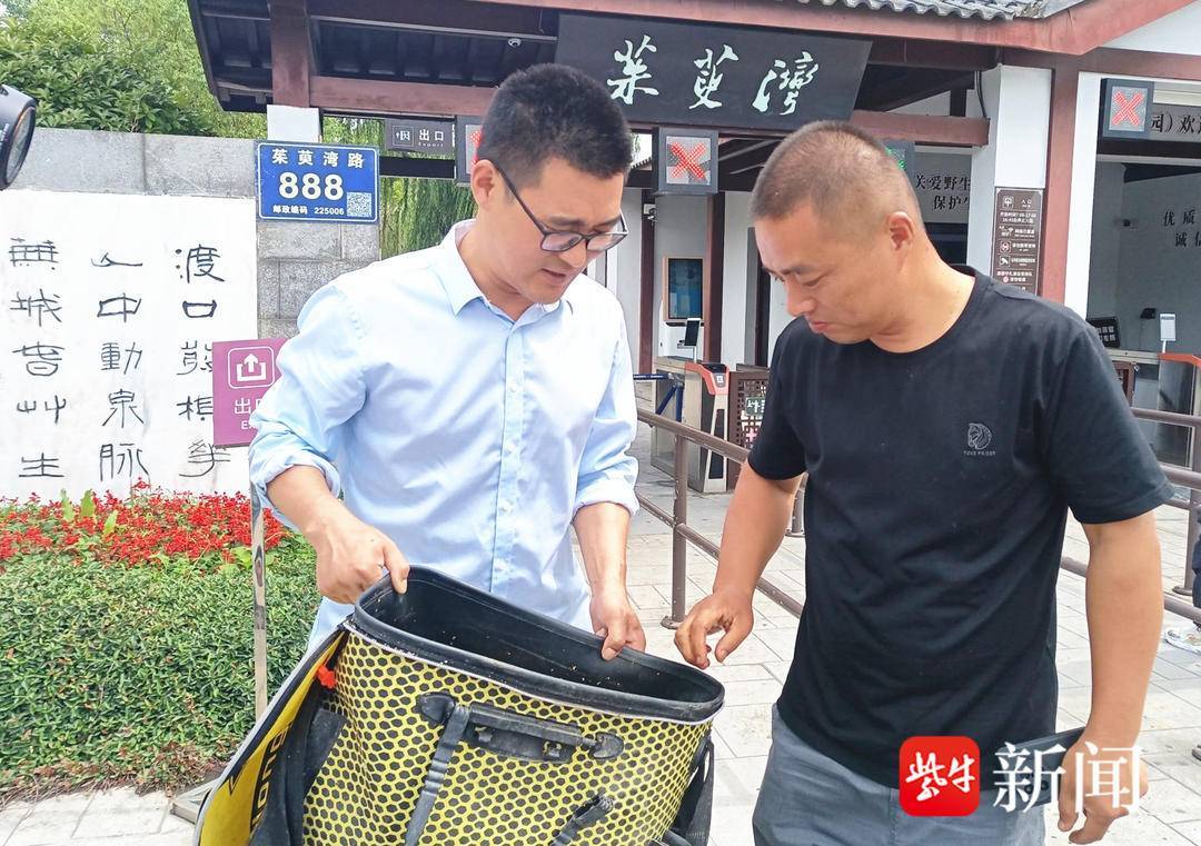 夜钓男子发现一不明活物趴在岸边，用竹竿将其拨入水中后，它又爬回岸边……