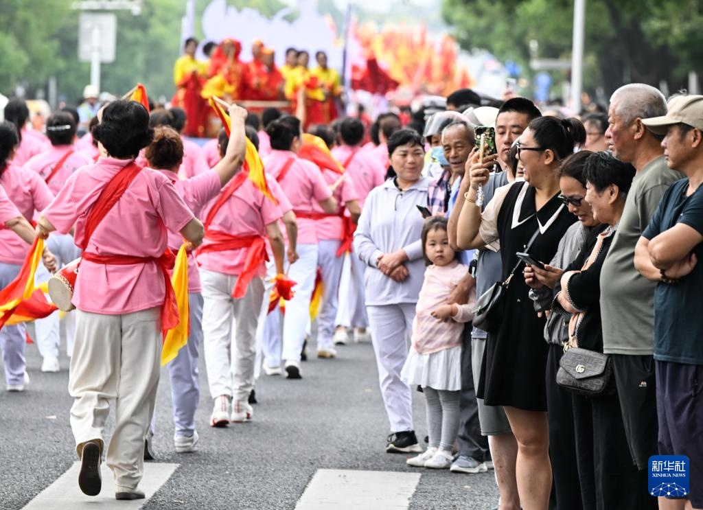 龙虾节主题巡游闹盱眙 龙虾节主题巡游闹盱眙