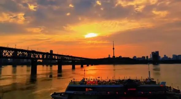 武汉今天傍晚会现世纪大烧晚霞?气象局回应 武汉今天傍晚会现世纪大烧晚霞?气象局回应