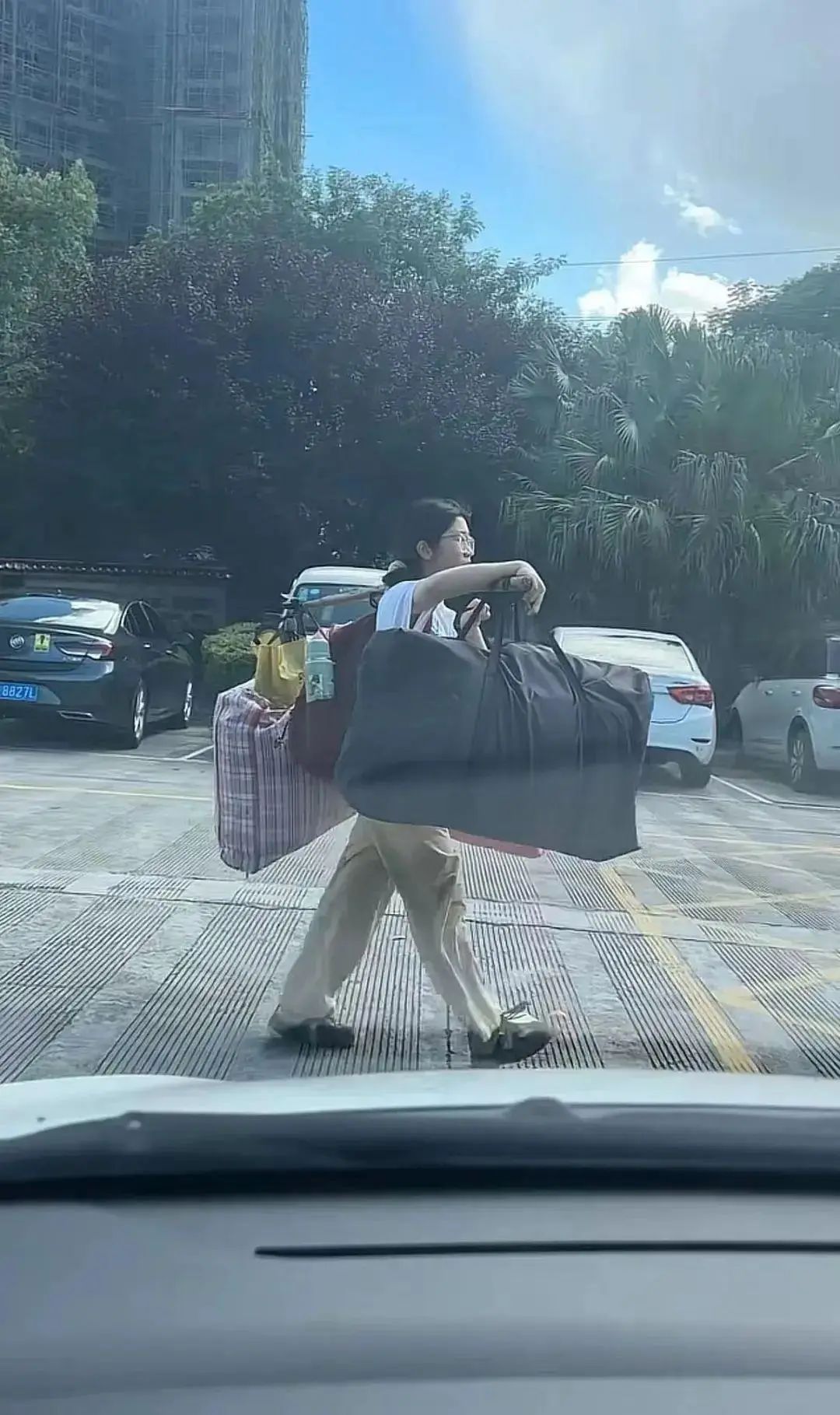 高考后挑行李回家女生婉拒资助，并感谢自己的英语老师