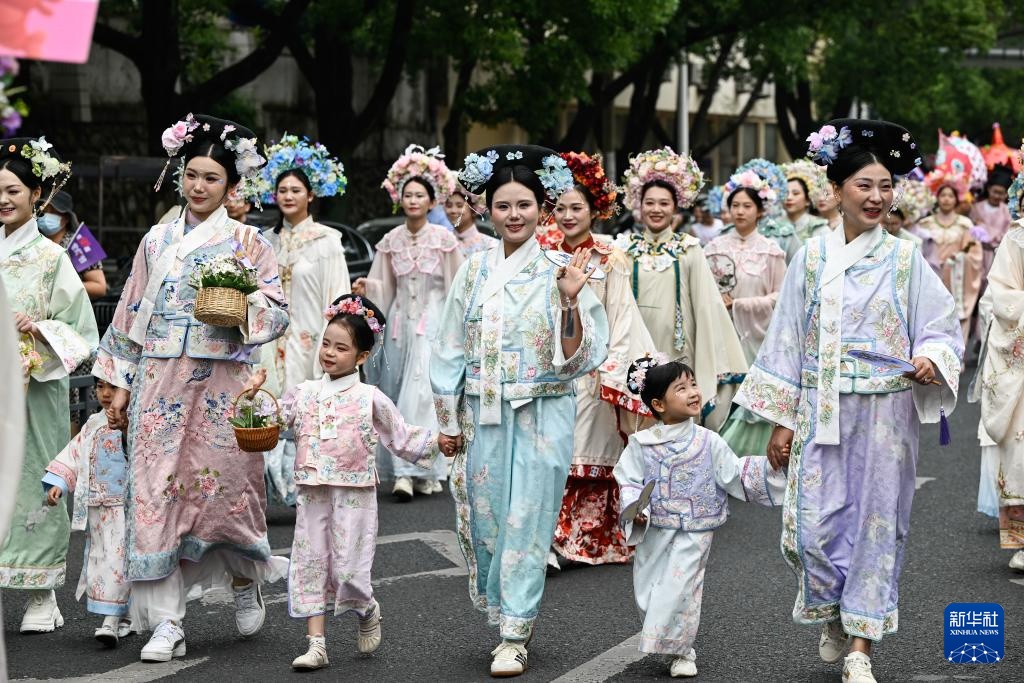龙虾节主题巡游闹盱眙 龙虾节主题巡游闹盱眙