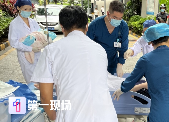 生死时速!孕妇车内急产,私家车后座秒变产房,医护紧急救助 生死时速!孕妇车内急产,私家车后座秒变产房,医护紧急救助
