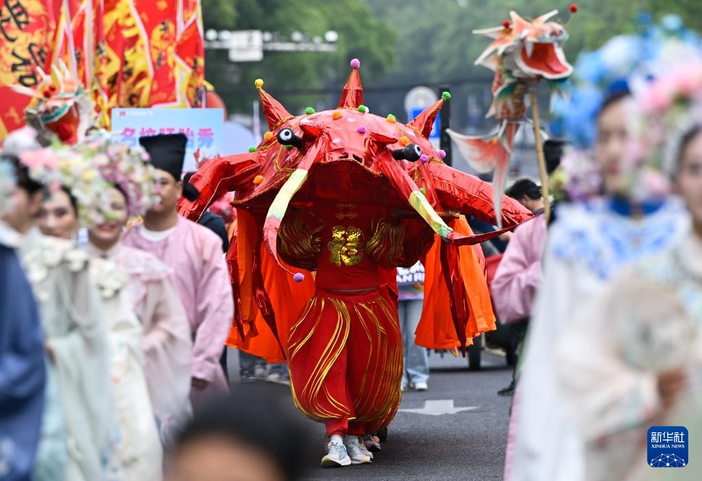 龙虾节主题巡游闹盱眙 龙虾节主题巡游闹盱眙
