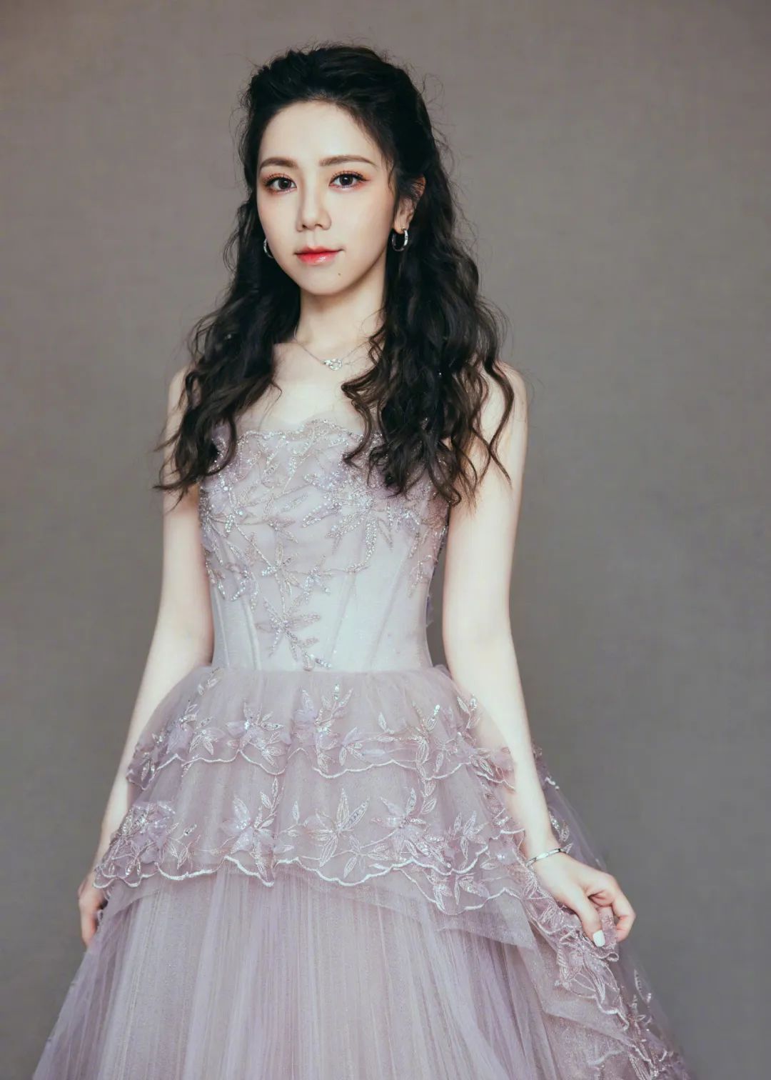 邓紫棋6年没有收到版税！本人回应与前公司纠纷，宣布重录旧作，包括《泡沫》《后会无期》等