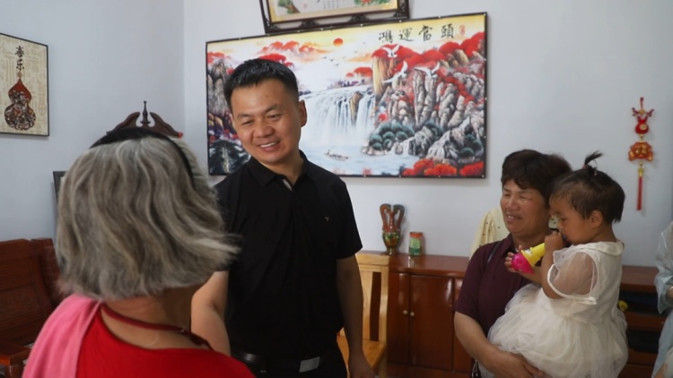连救5人后昏迷双手仍是托举姿势，母亲目睹全程！他又用慰问金做了一件事