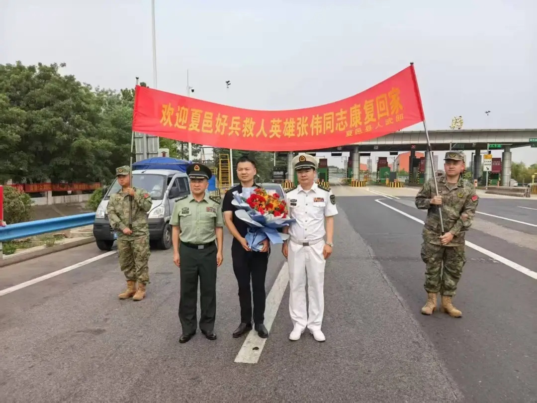 给母亲磕头后继续救人的他,又把奖金全捐了! 给母亲磕头后继续救人的他,又把奖金全捐了!