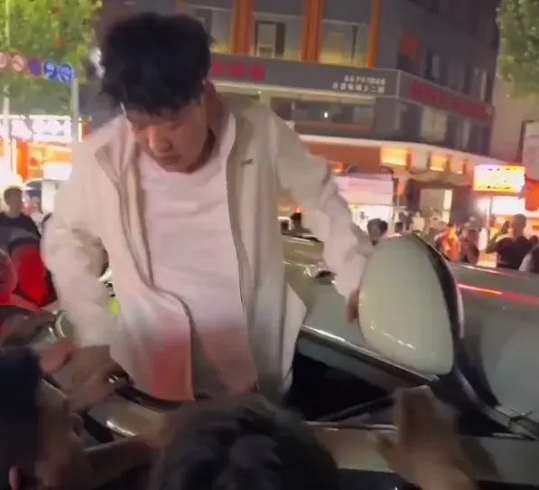 深夜街头车辆侧翻，众人2分钟合力营救！退役军人第一时间跳进车内关闭电源
