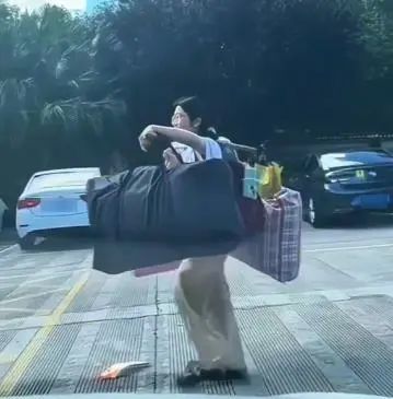 感动全网！高考结束挑行李回家的女生找到了