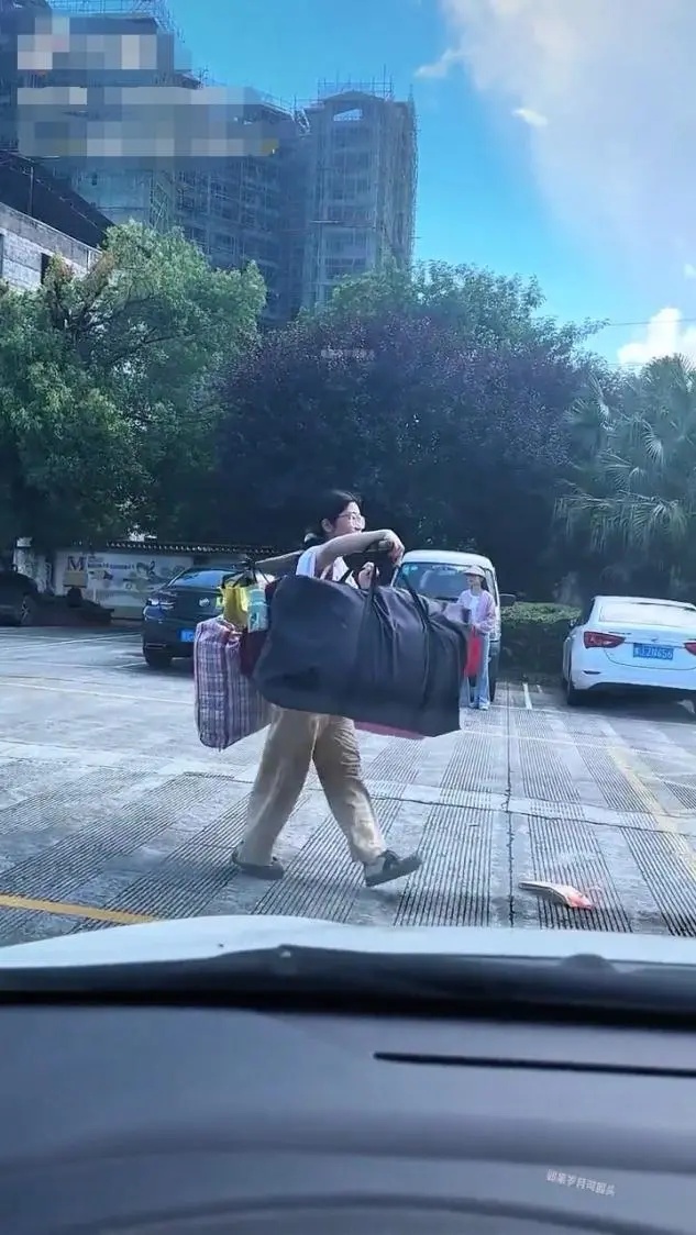 扁担女孩走红！一根扁担赢得了掌声
