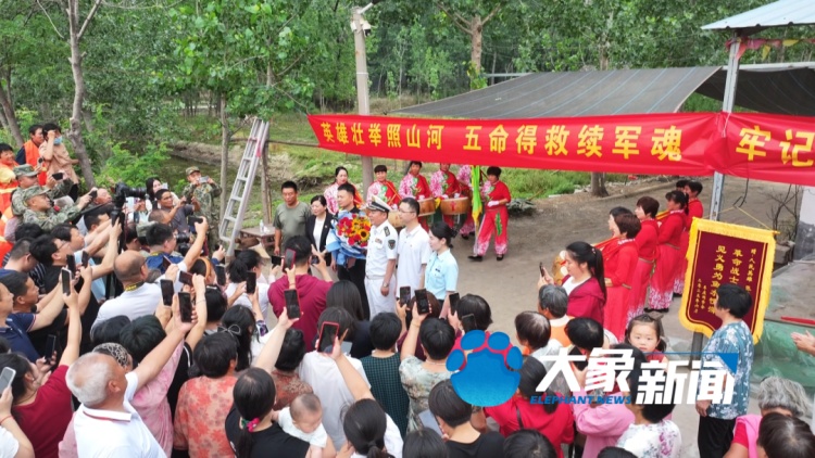 连救5人后昏迷双手仍是托举姿势，母亲目睹全程！他又用慰问金做了一件事