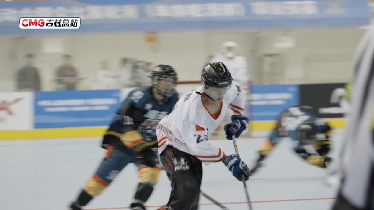 “滑”出新花样!单排轮滑球比赛火热开幕 “滑”出新花样!单排轮滑球比赛火热开幕