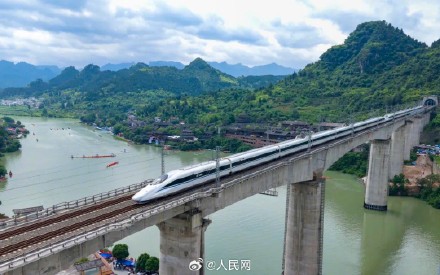龙舟破浪与高铁飞驰同框了 龙舟破浪与高铁飞驰同框了
