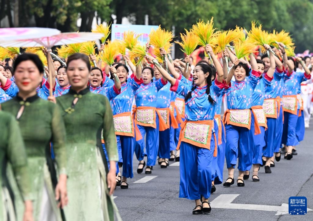 龙虾节主题巡游闹盱眙 龙虾节主题巡游闹盱眙