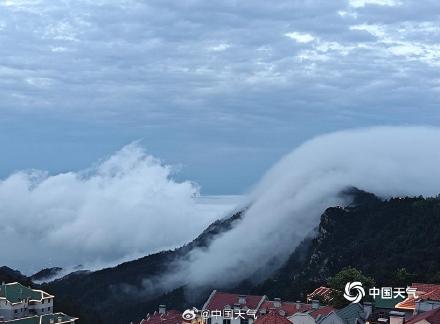 江西庐山雨后现壮观瀑布云 流云如瀑倾泻而下