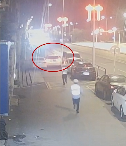 酒驾遇查翻窗逃？男子和民警对视的那一刻“尬”出表情包