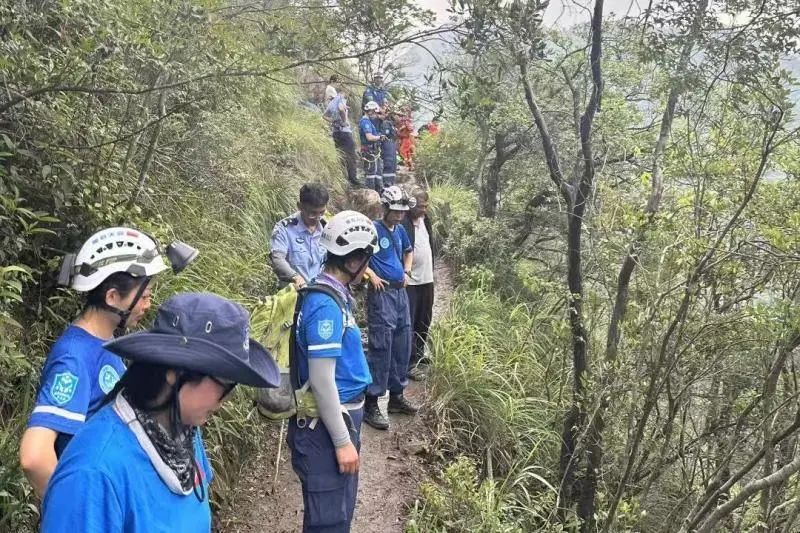 男子登山失足坠崖，被挂在百米深崖的树枝上6小时