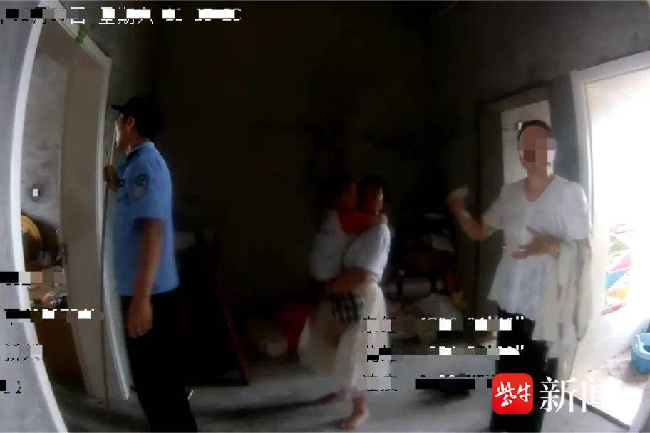 3岁男童7楼窗台悬半身！“00后”民警踹门救援化险为夷