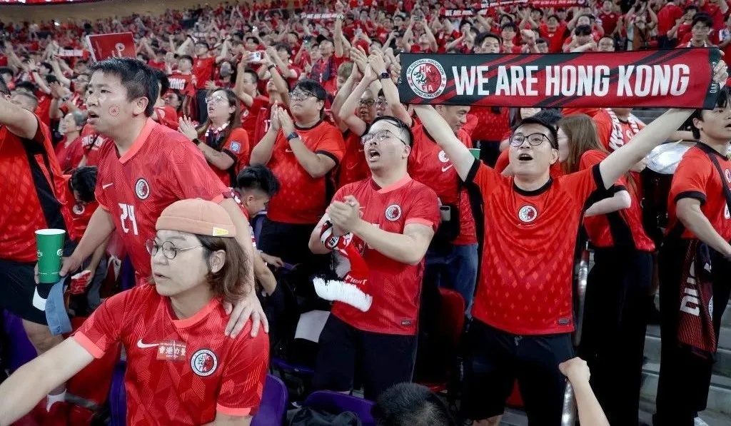 数万球迷在香港沸腾成一片“红海” 数万球迷在香港沸腾成一片“红海”