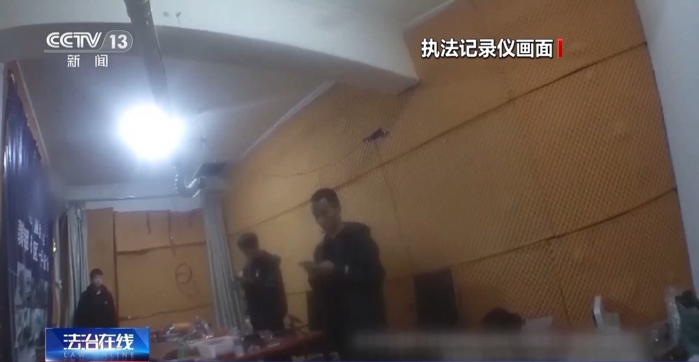 法治在线丨免费翡翠?喷漆石头!直播间“一刀富”全是戏→ 法治在线丨免费翡翠?喷漆石头!直播间“一刀富”全是戏→