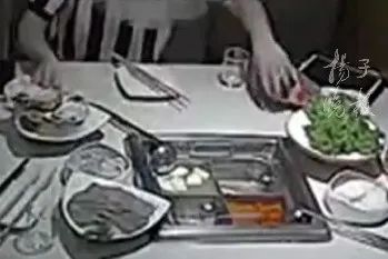 男子丢蟑螂敲诈海底捞，自己报警索赔十倍被刑拘！曾多次前往地下浴场抓蟑螂