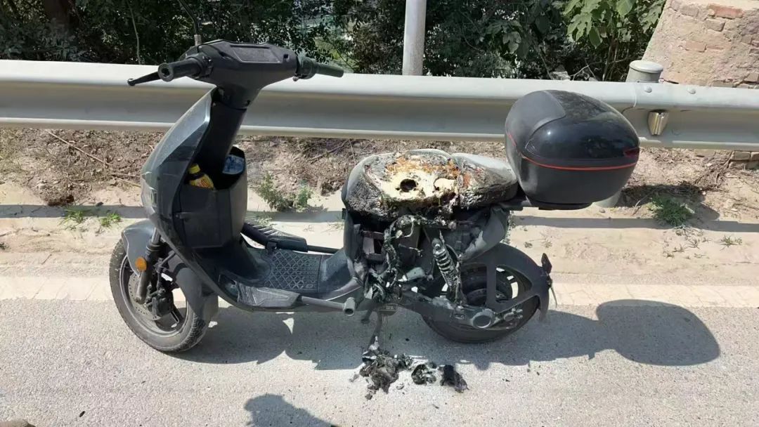 北京门头沟区一电动自行车行驶过程中车座起火 路人发现后及时扑灭