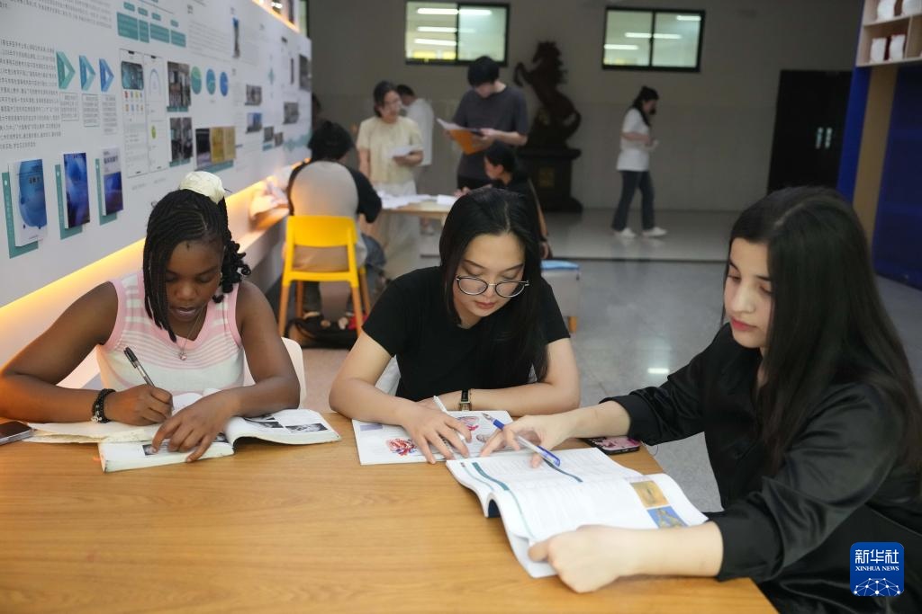 非洲青年艾明君：我在中国学医术