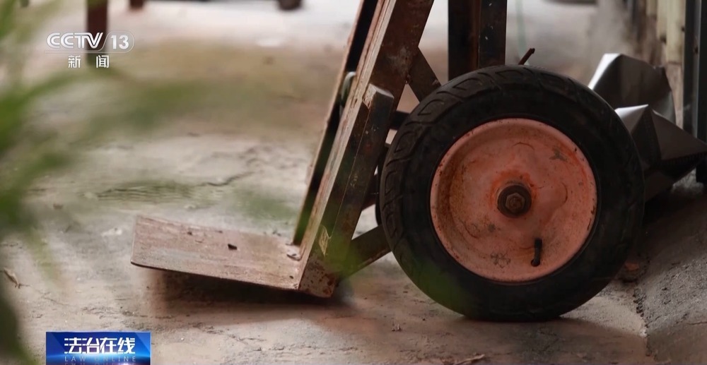 法治在线丨免费翡翠?喷漆石头!直播间“一刀富”全是戏→ 法治在线丨免费翡翠?喷漆石头!直播间“一刀富”全是戏→