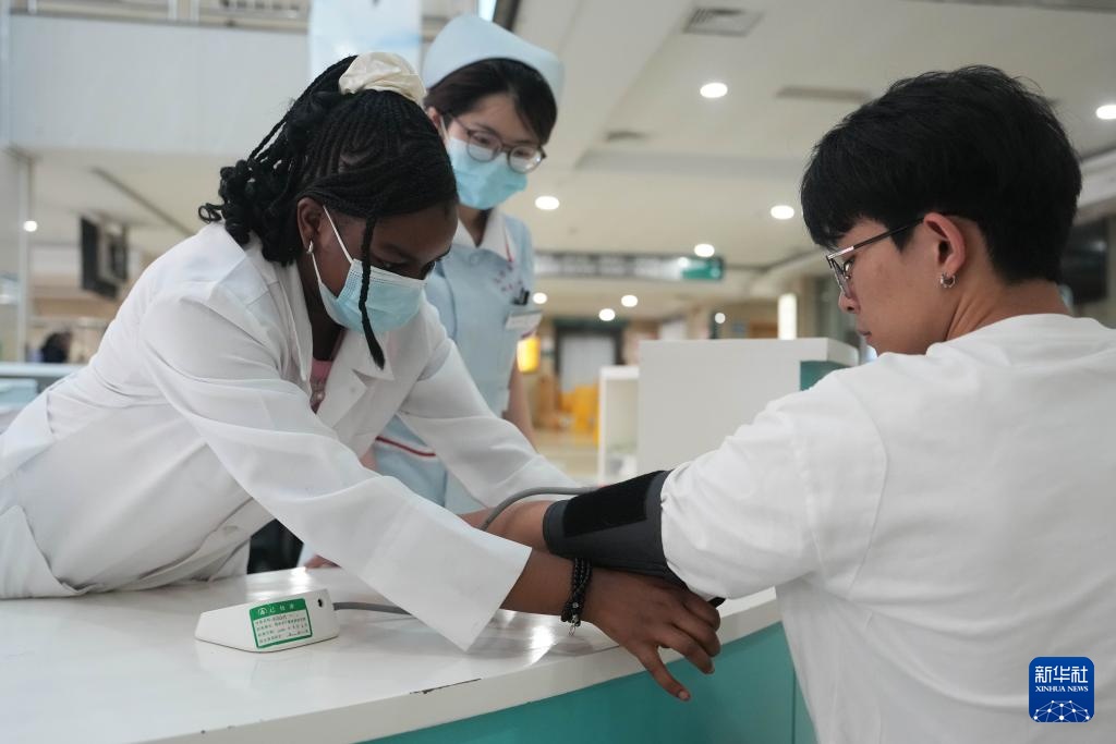 非洲青年艾明君：我在中国学医术