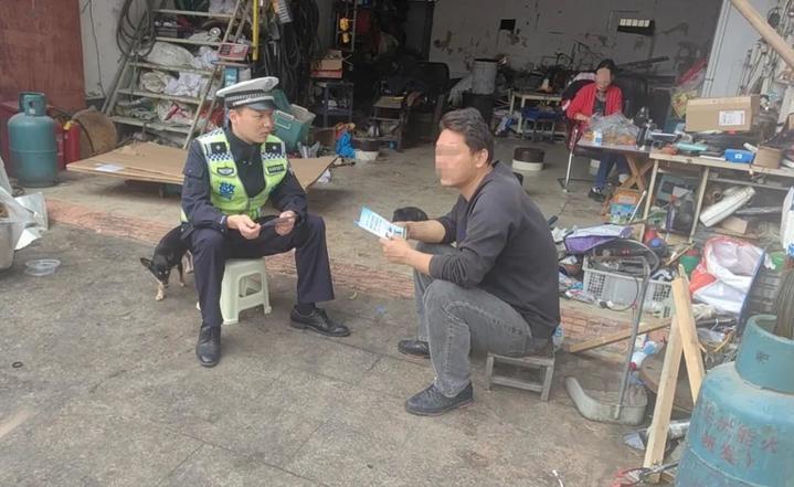 小轿车强行冲卡 执勤民警被顶行600多米 小轿车强行冲卡 执勤民警被顶行600多米