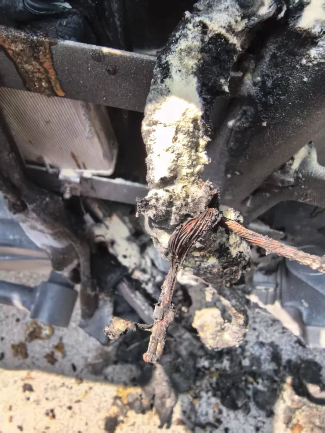 北京门头沟区一电动自行车行驶过程中车座起火 路人发现后及时扑灭