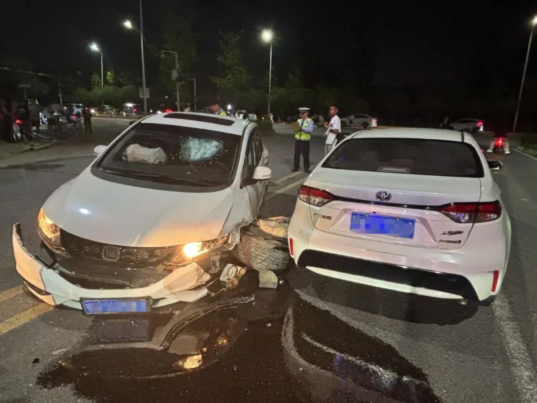 交警拦截冲卡轿车身受重伤!愿战友早日苏醒 交警拦截冲卡轿车身受重伤!愿战友早日苏醒