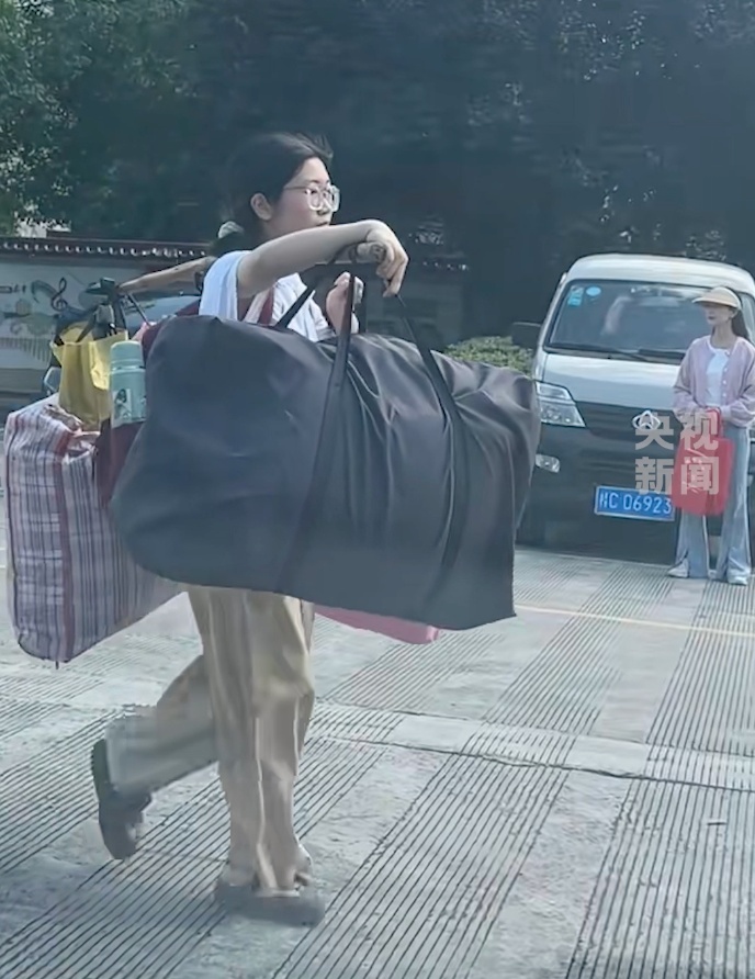 婉拒资助！火遍全网的“扁担女孩”找到了