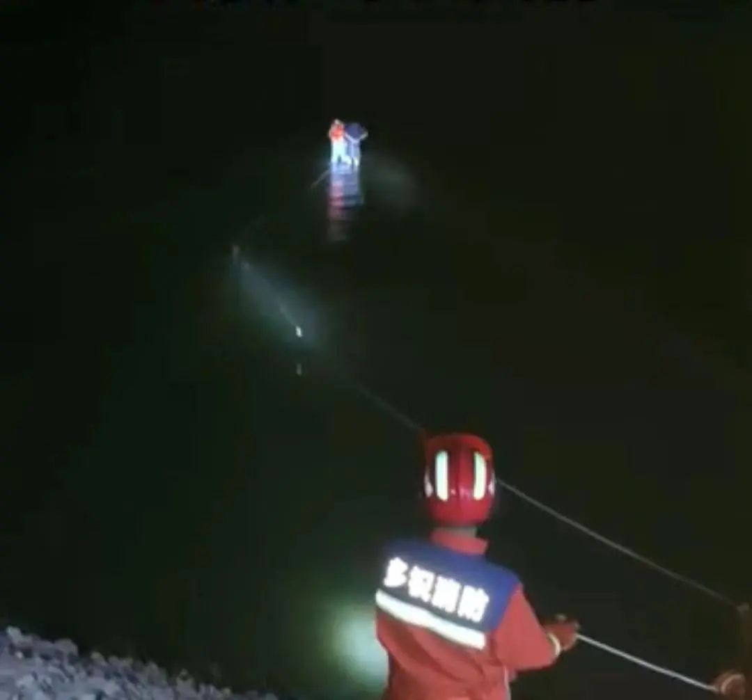 这下回不去了!男子钓鱼被困“孤岛”中央,进退两难...... 这下回不去了!男子钓鱼被困“孤岛”中央,进退两难......