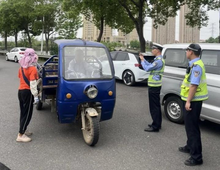 小轿车强行冲卡 执勤民警被顶行600多米 小轿车强行冲卡 执勤民警被顶行600多米