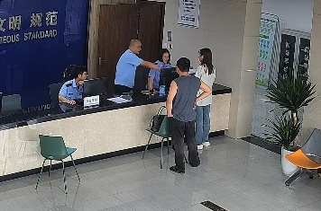 女子走进海宁一派出所：他们说我是逃犯！警员：你真是！