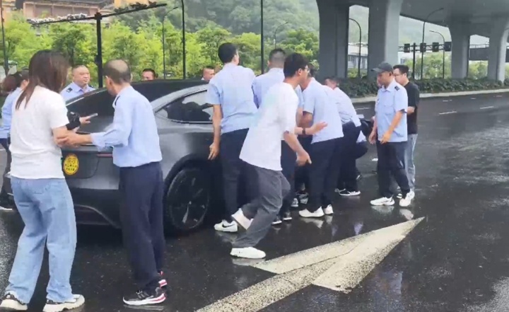 事发杭州街头！40多个人冲进马路！这一幕，太燃了！