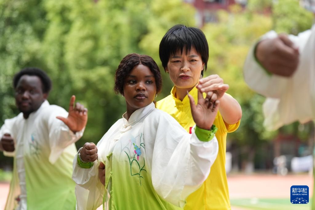 非洲青年艾明君：我在中国学医术