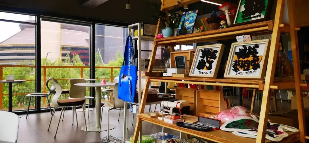 在钢铁丛林里,我们找到了最诗意的栖居——全民畅读艺术书店(首钢园) 在钢铁丛林里,我们找到了最诗意的栖居——全民畅读艺术书店(首钢园)