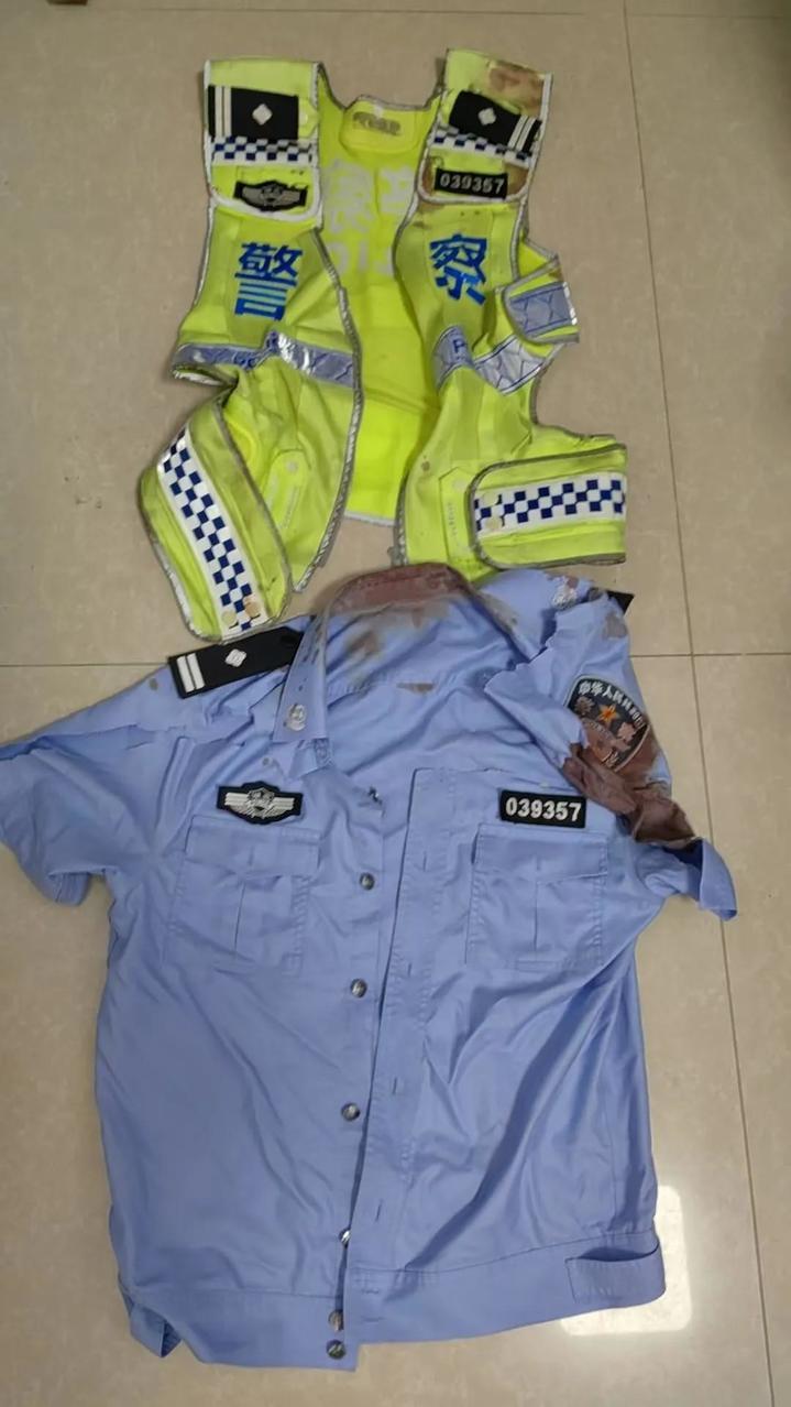 小轿车强行冲卡 执勤民警被顶行600多米 小轿车强行冲卡 执勤民警被顶行600多米