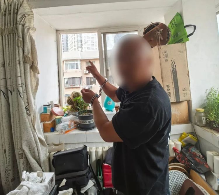 多人报警!家中玻璃频遭不明物体“袭击” 多人报警!家中玻璃频遭不明物体“袭击”