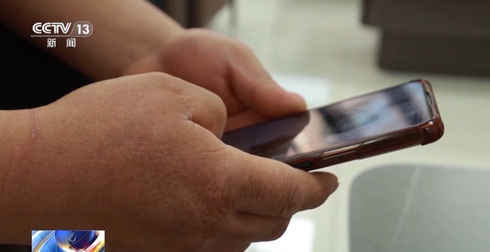 法治在线丨免费翡翠?喷漆石头!直播间“一刀富”全是戏→ 法治在线丨免费翡翠?喷漆石头!直播间“一刀富”全是戏→