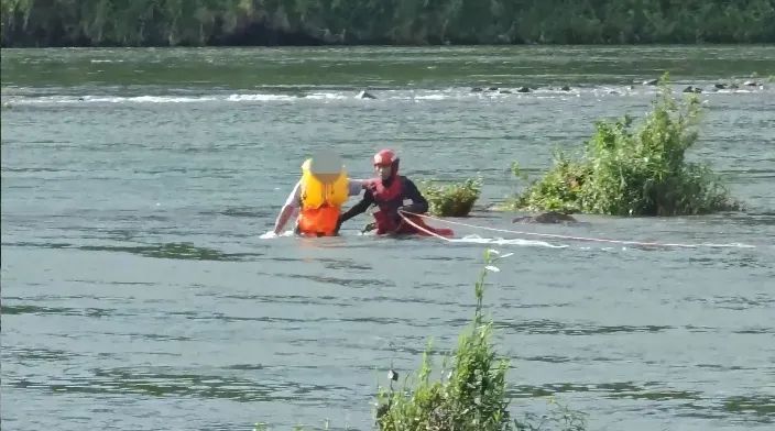 这下回不去了!男子钓鱼被困“孤岛”中央,进退两难...... 这下回不去了!男子钓鱼被困“孤岛”中央,进退两难......