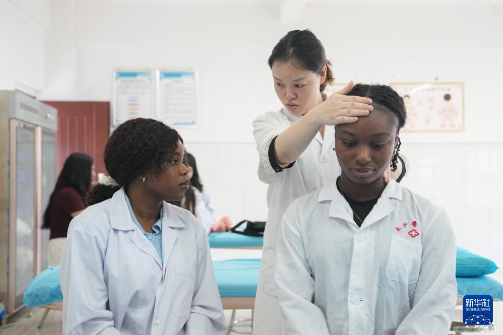 非洲青年艾明君：我在中国学医术