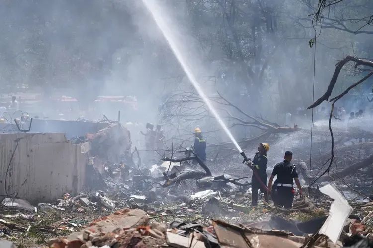 印航声明:向印度失事客机每位遇难者赔偿1000万卢比(约合人民币84万元) 印航声明:向印度失事客机每位遇难者赔偿1000万卢比(约合人民币84万元)