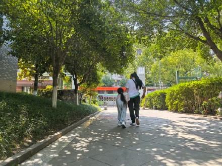 重庆“玻璃娃娃”参加中考了 两代人接力托起她的梦想