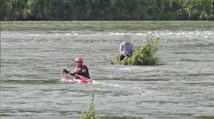 这下回不去了!男子钓鱼被困“孤岛”中央,进退两难...... 这下回不去了!男子钓鱼被困“孤岛”中央,进退两难......