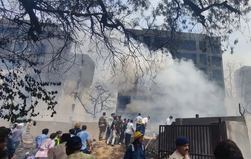 印航声明:向印度失事客机每位遇难者赔偿1000万卢比(约合人民币84万元) 印航声明:向印度失事客机每位遇难者赔偿1000万卢比(约合人民币84万元)