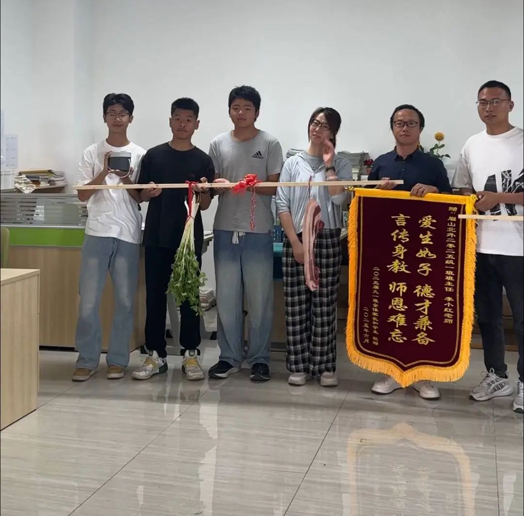 别人送花我送肉！学生复刻“束脩之礼”谢师恩