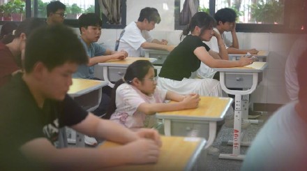 重庆“玻璃娃娃”参加中考了 两代人接力托起她的梦想