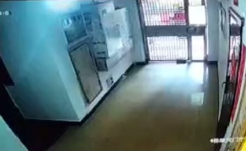 女子因在家门口的这个举动，赔偿13万余元！你可能也做过……